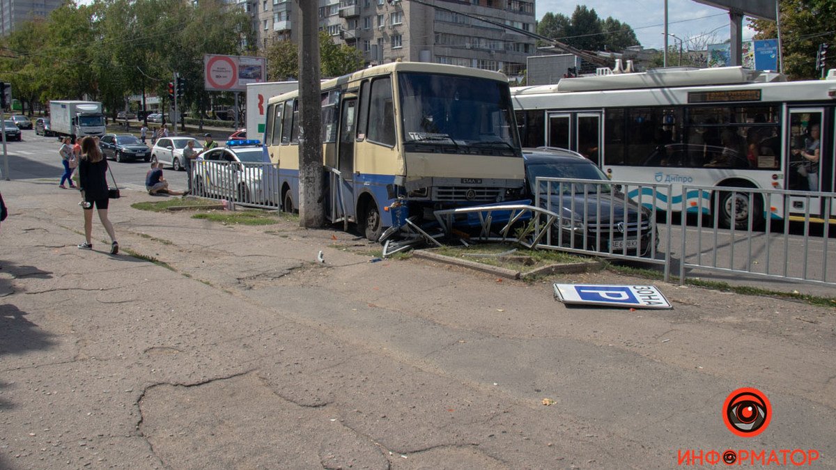 Що загрожує водію автобуса, який у Дніпрі намагався «проскочити» перехрестя на «червоний» і спричинив ДТП