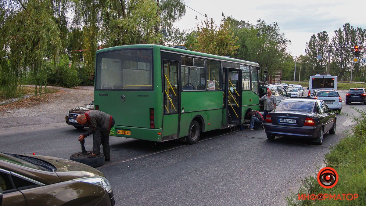 У Дніпрі на Каруни у автобуса відлетіло колесо: утворився великий затор