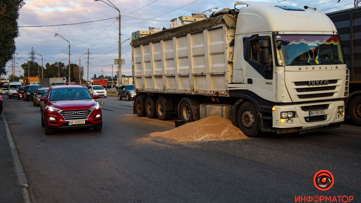 В Днепре из грузовика рассыпалось зерно на Донецком шоссе