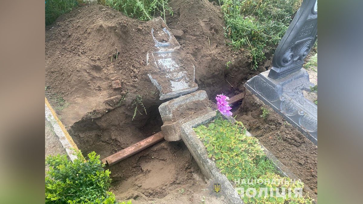 В Павлограде мужчина разрушил 20 могил ради металла