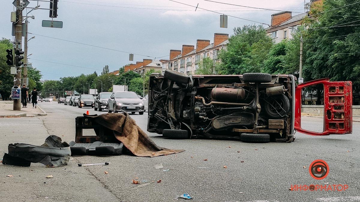 В Днепре на проспекте Богдана Хмельницкого столкнулись Daihatsu и Audi: машина перевернулась на бок, пострадала женщина