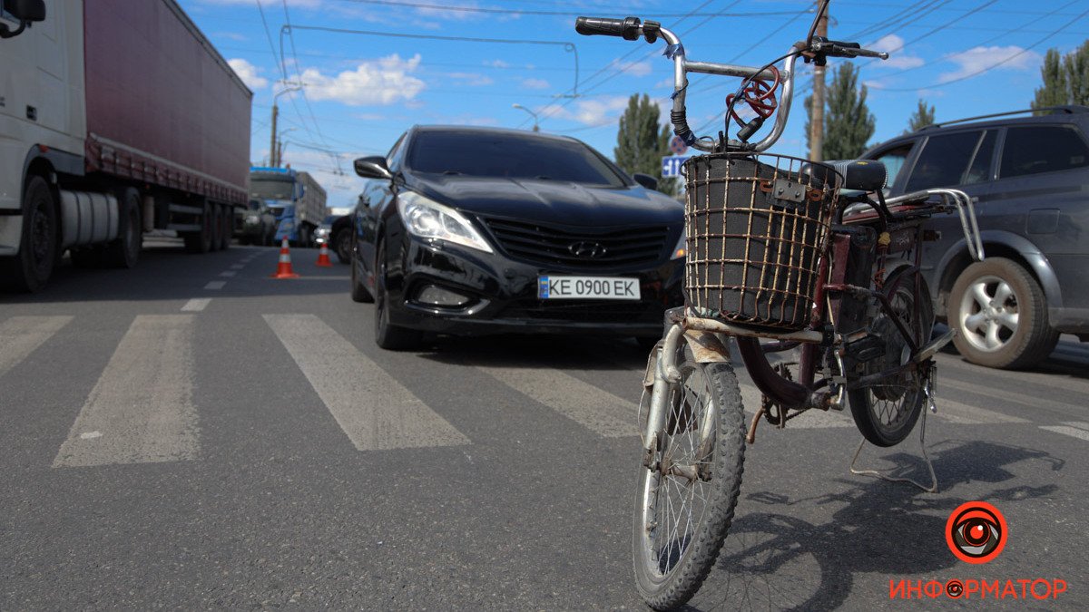 В Днепре на Березинской Hyundai сбил велосипедистку с ребенком