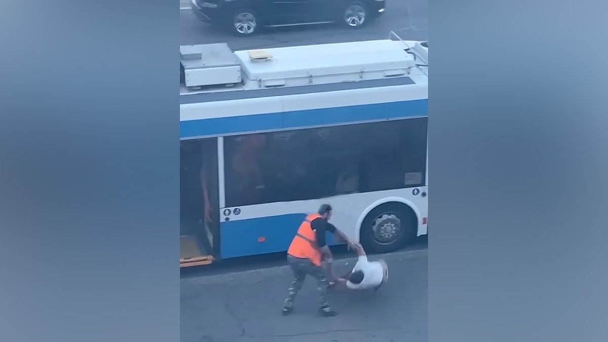 В Днепре водитель троллейбуса №21 вытолкал мужчину из салона: видео