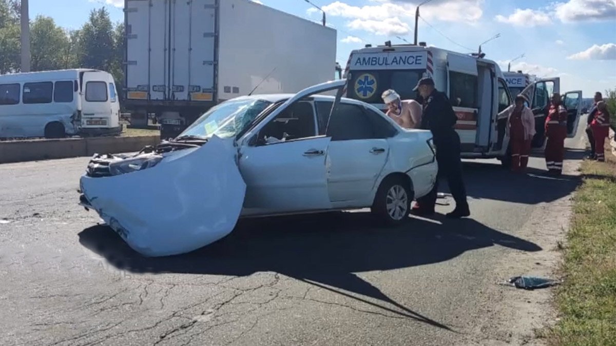 В Каменском водитель Lada врезался в микроавтобус Ford: трое пострадавших