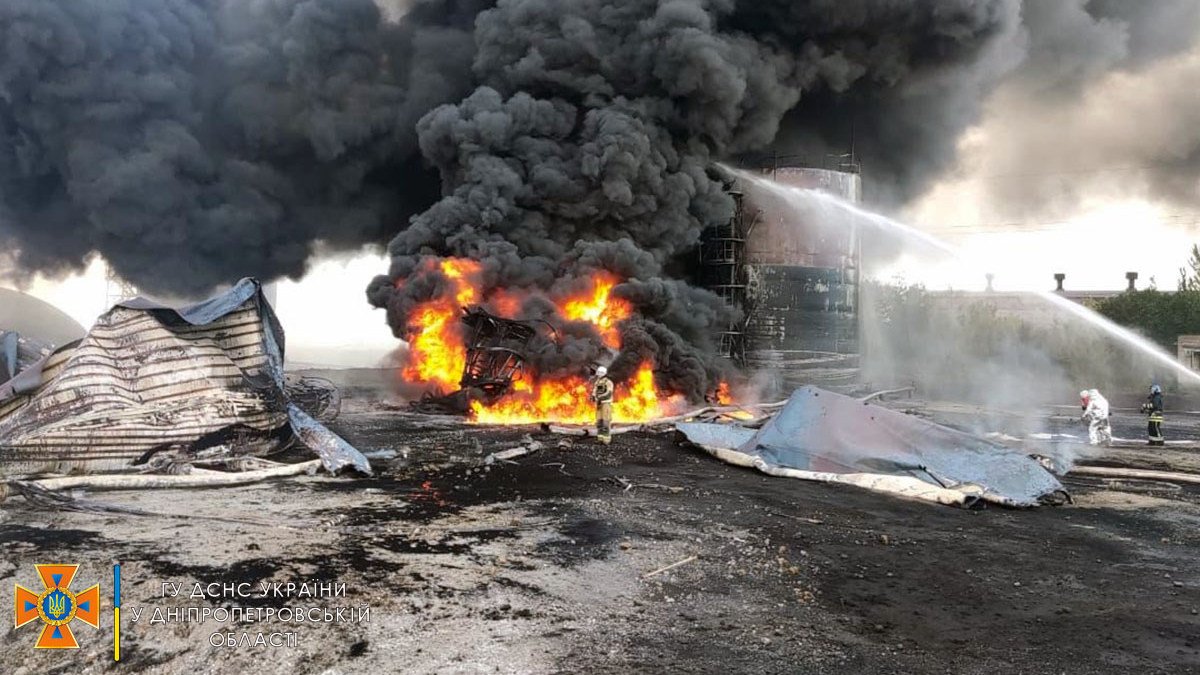 Потушили пожар на нефтебазе, сбили вражеский беспилотник: как прошла ночь в Днепропетровской области