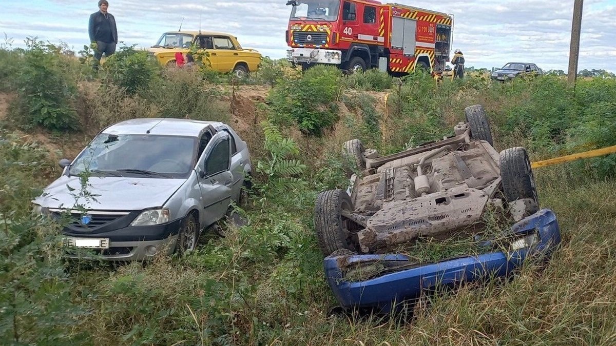 Dacia и Hyundai слетели с трассы и перевернулись: в ДТП в Днепропетровской области есть пострадавшие
