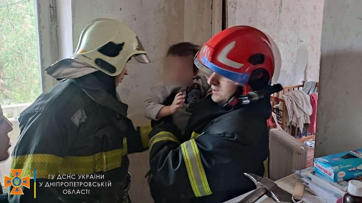 В Днепропетровской области 9-летний мальчик выпал из окна 3 этажа: в закрытой квартире остался его 2-летний братик