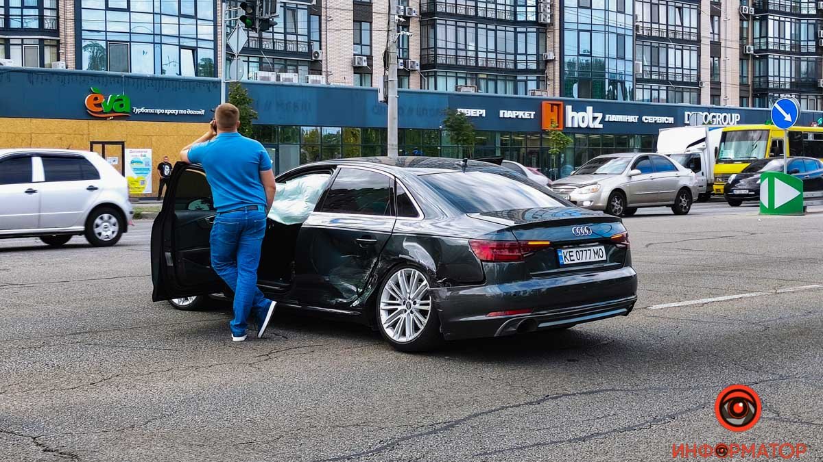 В Днепре на Набережной Победы Tesla врезалась в Audi