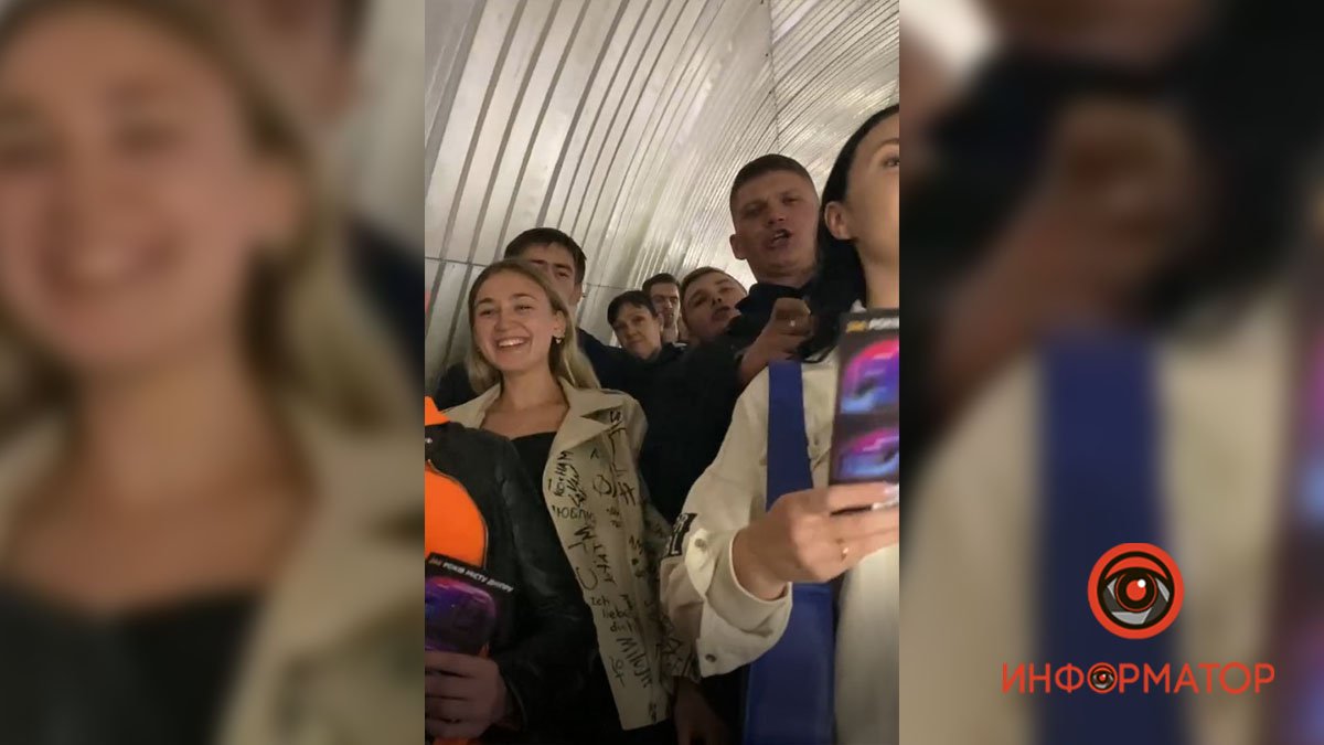 У Дніпрі молодь по дорозі на концерт KAZKA заспівала «червона калина» на ескалаторі в метро
