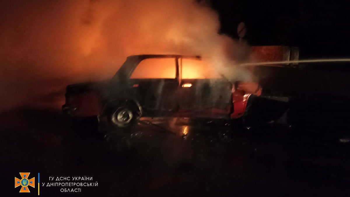 В Днепропетровской области горел ВАЗ: водитель сгорел в салоне