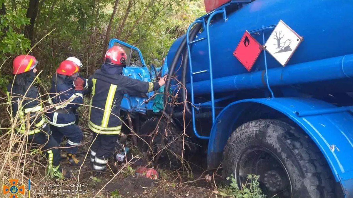У Дніпропетровській області бензовоз врізався у дерево: водій помер у швидкій