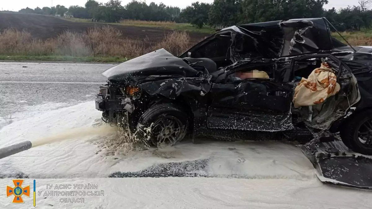В Днепропетровской области Daewoo столкнулся с автовышкой: погиб мужчина