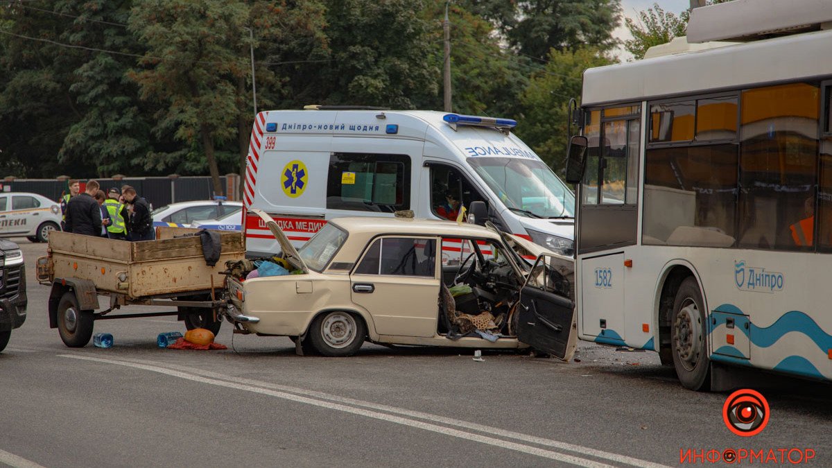 У Дніпрі на Лисиченко ВАЗ зіштовхнувся з тролейбусом №20: жінка померла у швидкій, ще троє людей постраждали
