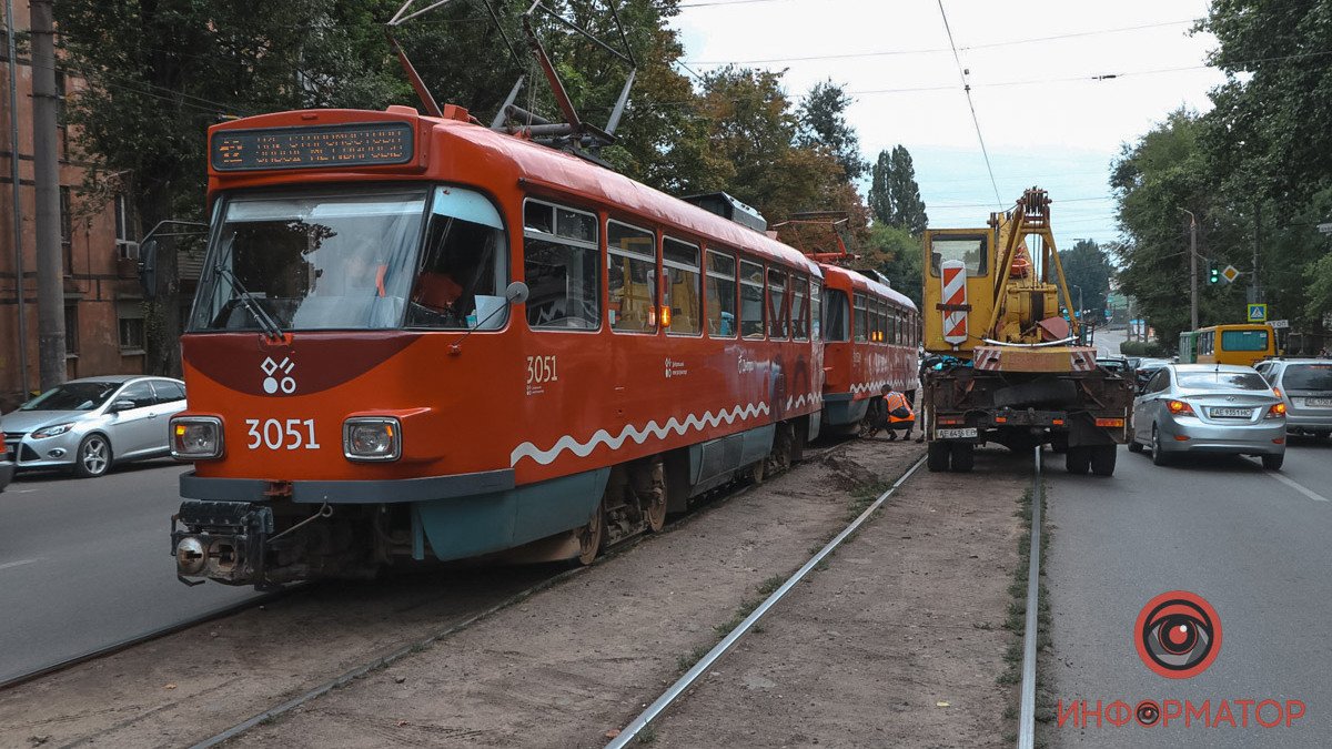 В Днепре на Богдана Хмельницкого трамвай №12 сошел с рельсов