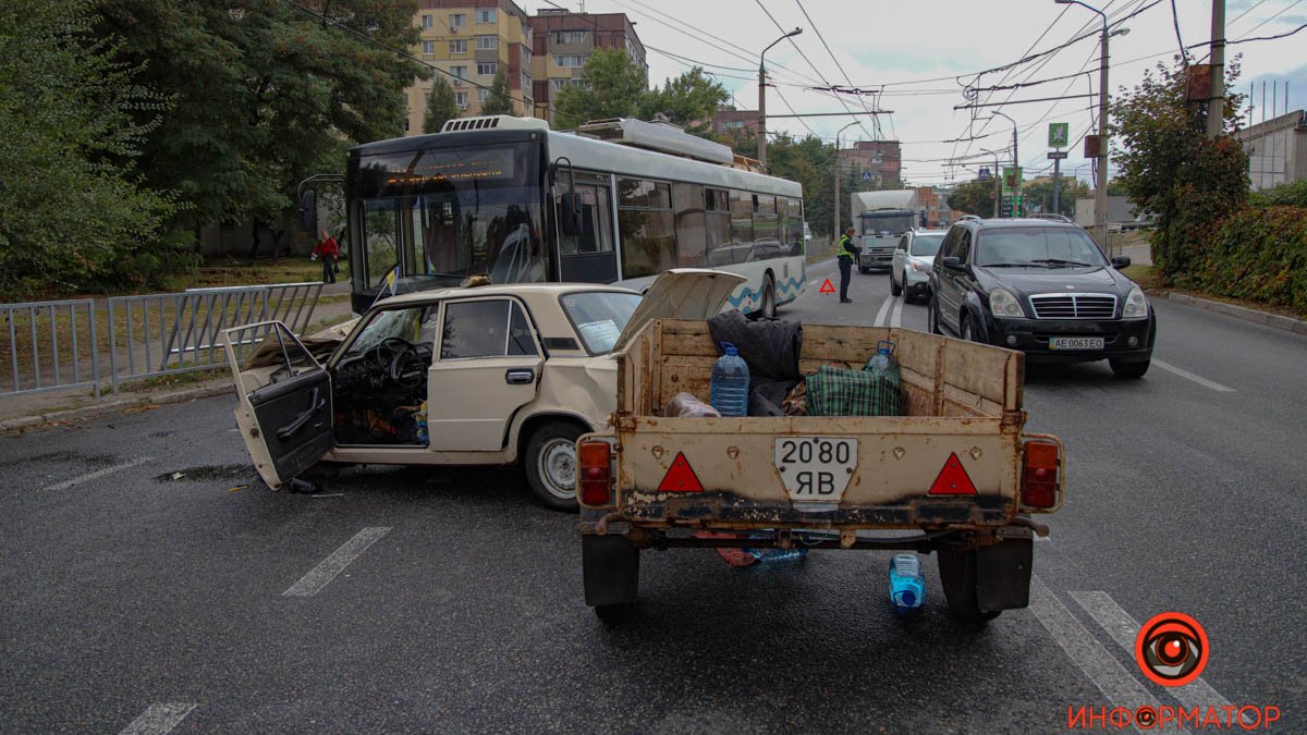 Видео момента ДТП: на Лисиченко в Днепре женщина погибла в столкновении ВАЗ и троллейбуса