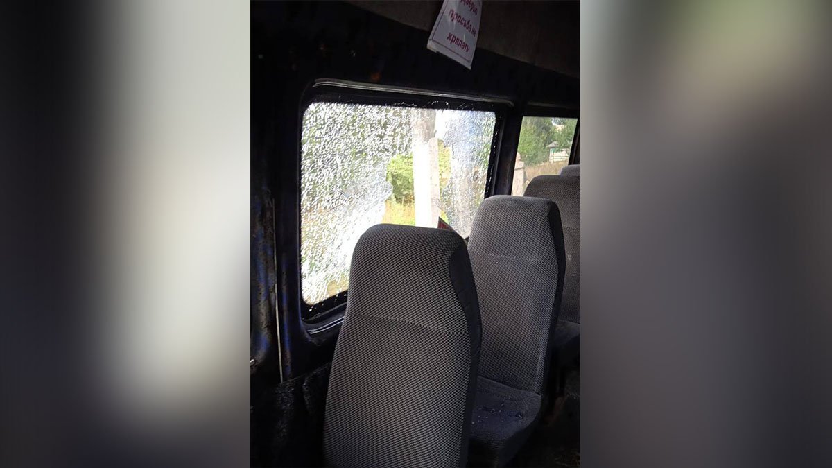 У Дніпрі в вікно автобуса кинули пляшку: пасажира порізало склом