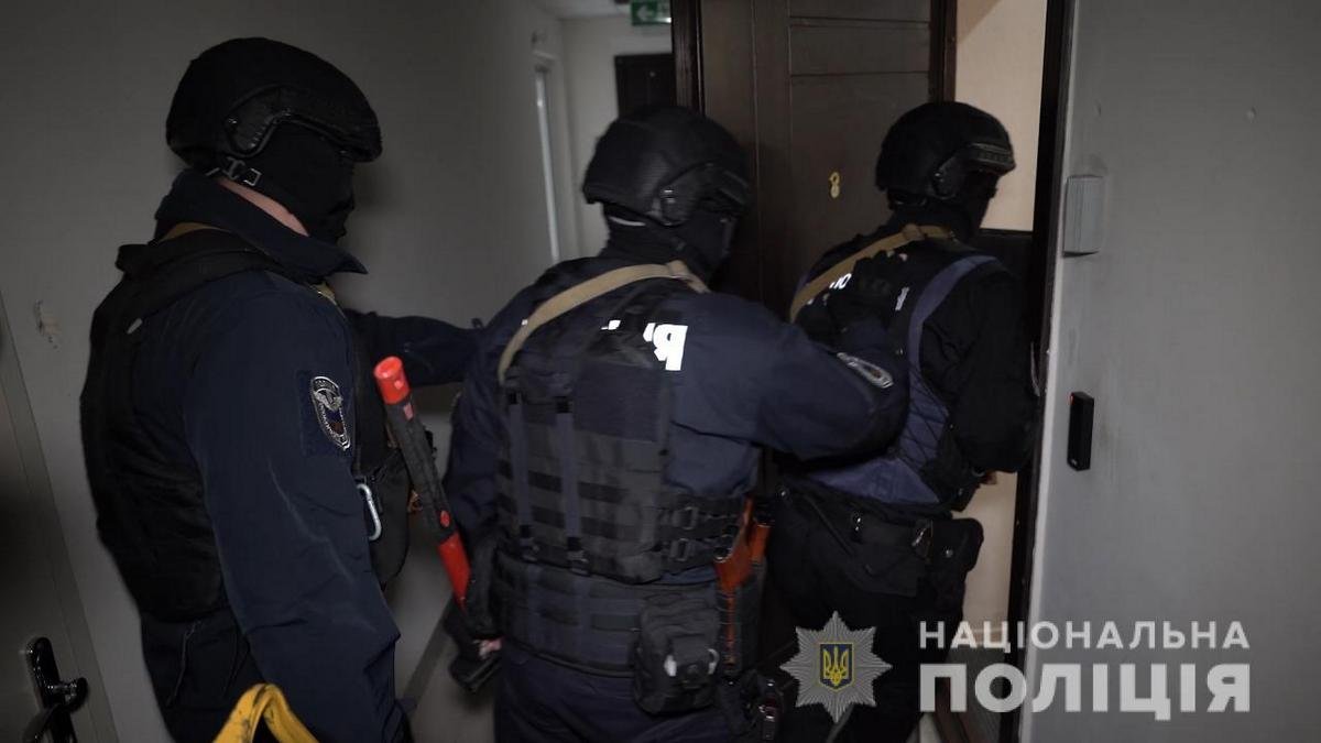 В Днепре мошенники присвоили почти 9 миллионов гривен, которые "собирали для ВСУ": видео задержания