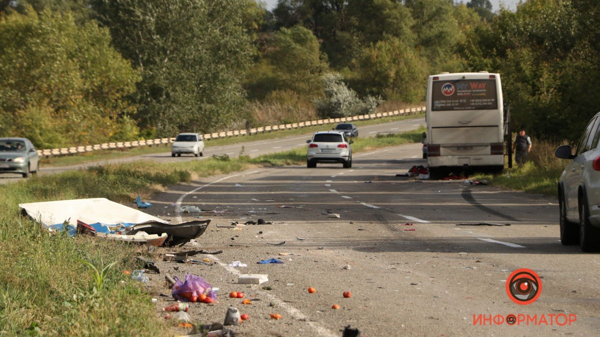На трассе Днепр - Каменское Chevrolet врезался в автобус: погиб водитель легковушки