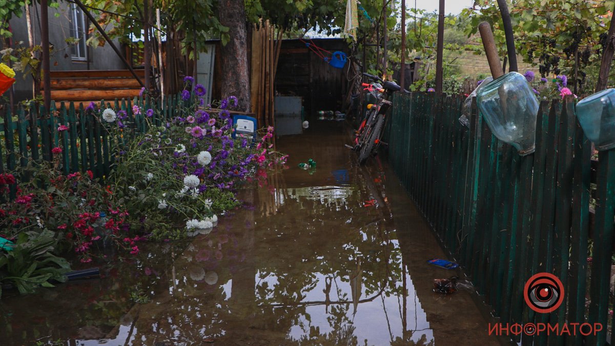 "Воду вы не остановите, как бы вы не баррикадировались": жители Кривого Рога о последствиях затопления после ракетного удара