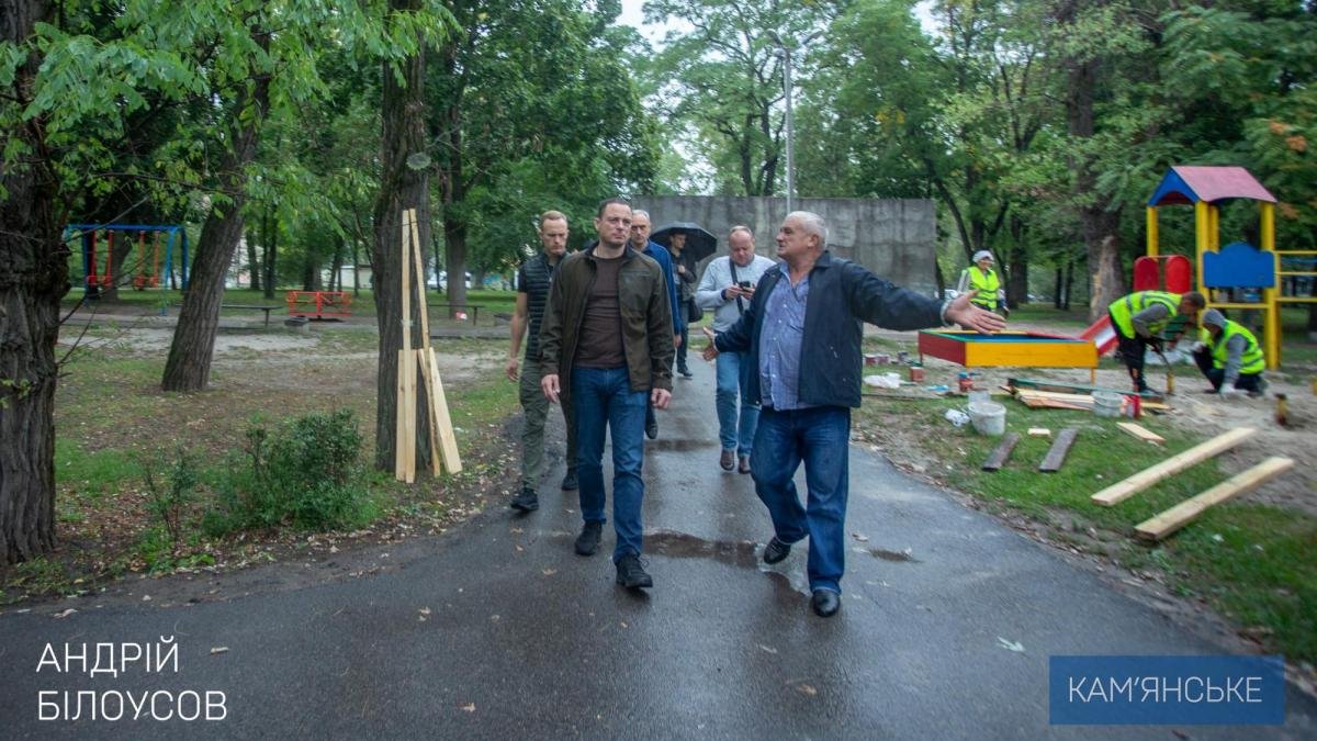 В Каменском наводят порядок на улицах: мэр Андрей Белоусов проверил, как проходят работы