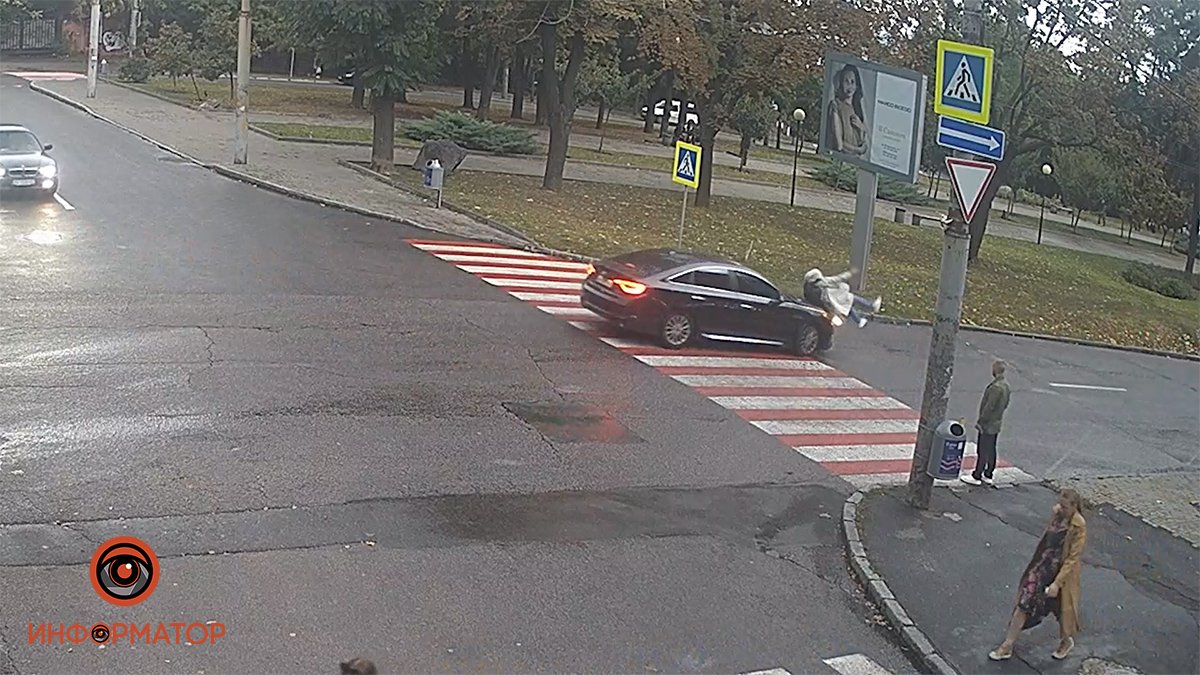 У Дніпрі на Яворницького Hyundai збив жінку на переході: відео моменту ДТП