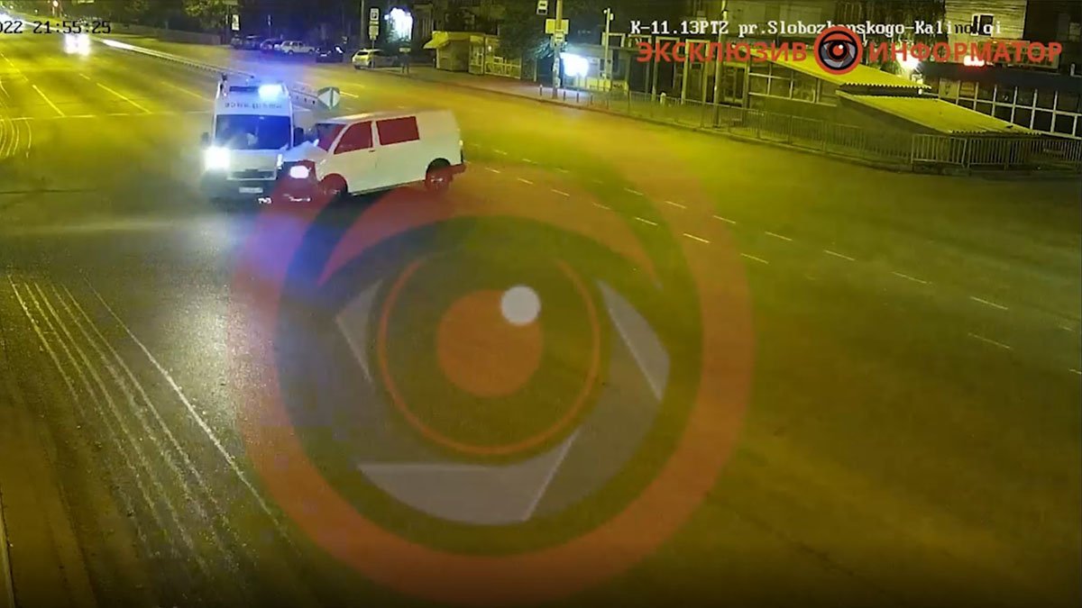 У Дніпрі на Слобожанському проспекті зіштовхнулись швидка та мікроавтобус Volkswagen: відео моменту
