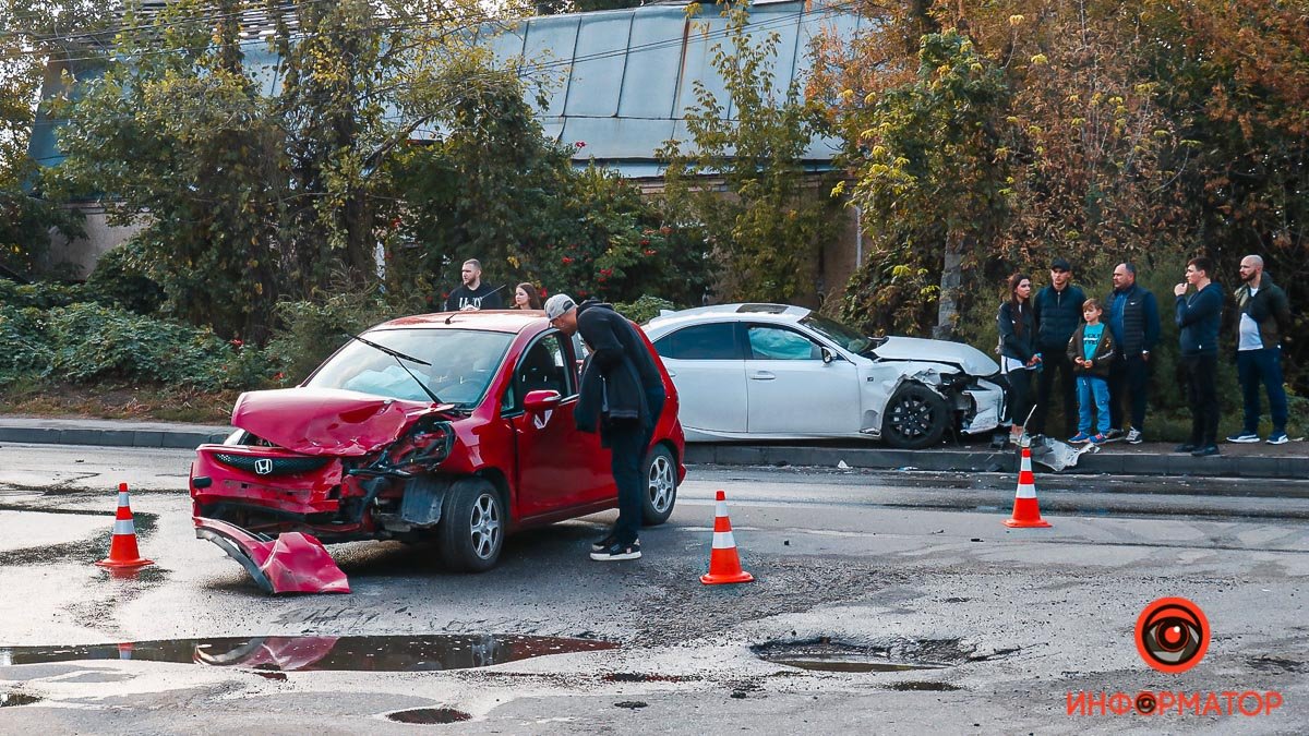 У Дніпрі на Вітчизняній зіткнулися Honda та Lexus: постраждалу людину забрала швидка