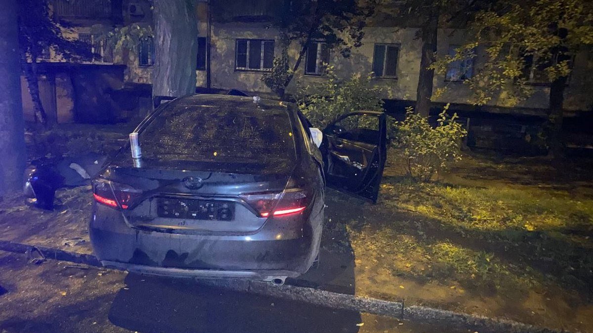 У Дніпрі на проспекті Богдана Хмельницкого Toyota врізалась у дерево: постраждав водій