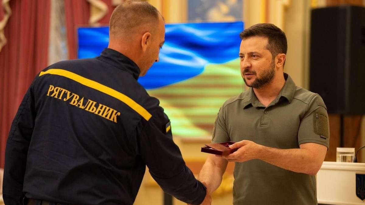 Зеленский наградил знаками отличия спасателей из Днепра и области