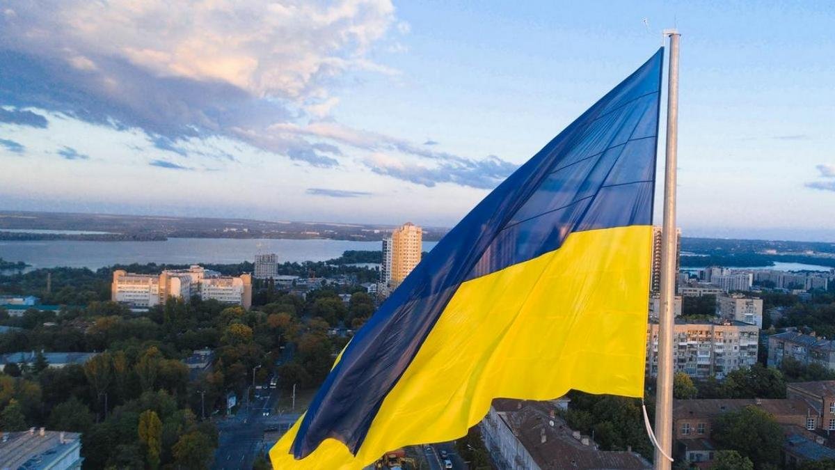 Украинский флаг над Изюмом, победы в чемпионатах, сбитый вражеский самолет: топ хороших новостей недели