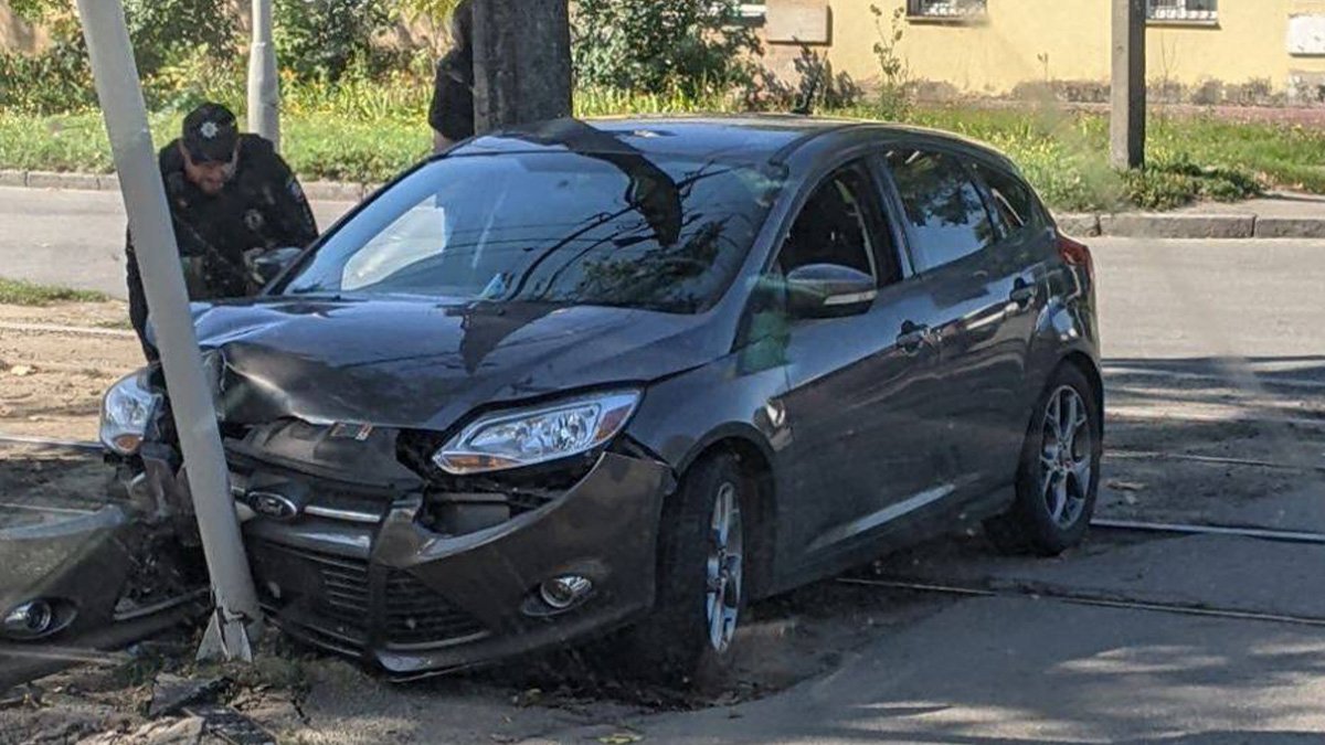 В Днепре на Макарова Ford врезался в светофор