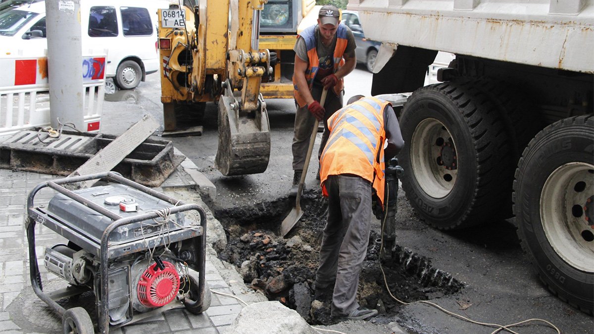В Днепре продолжают приводить в порядок ливневую канализацию — по городу ежедневно работают 8 бригад коммунальщиков