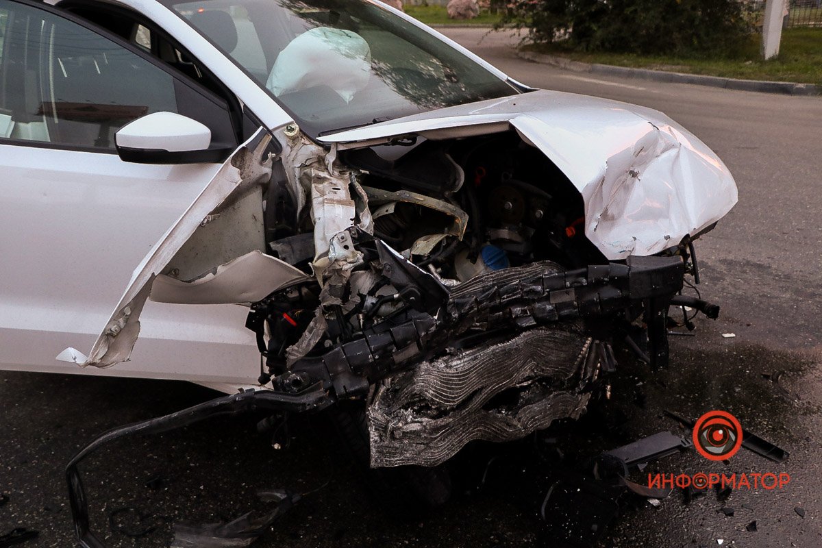 В Днепре на Трудовых резервах Volkswagen врезался в Tesla: пострадали два человека