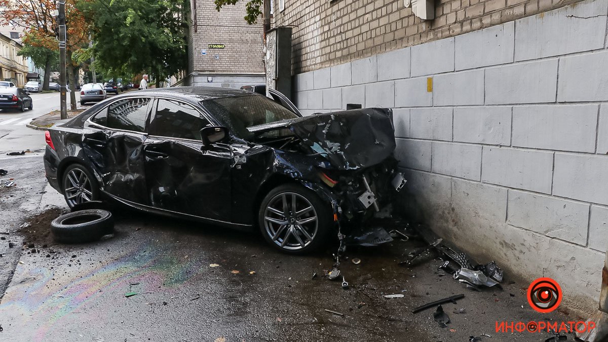 В Днепре на Паторжинского столкнулись Toyota и Lexus: машина вылетела на тротуар