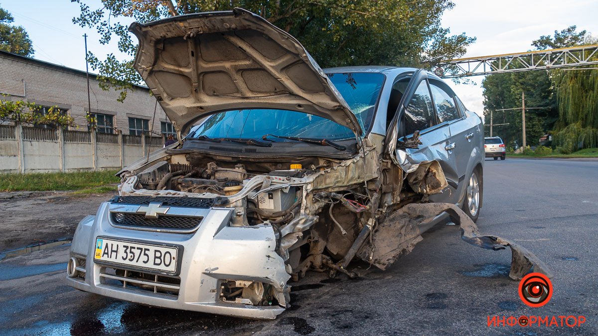 У Дніпрі на Молодогвардійській зіштовхнулись Opel та Chevrolet: постраждав чоловік