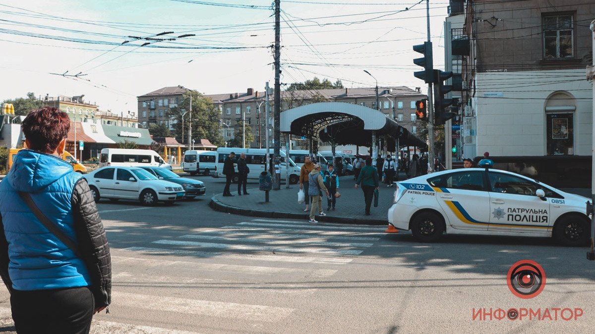 У Дніпрі на Старомостовій площі Nissan збив 8-річну дівчинку і двох жінок на переході: водій намагався втекти