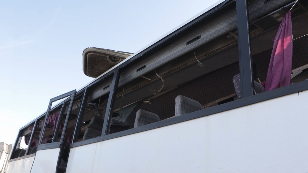 Десятки понівечених автобусів та асфальт, вкритий битим склом: наслідки прильоту по АТП в Дніпрі