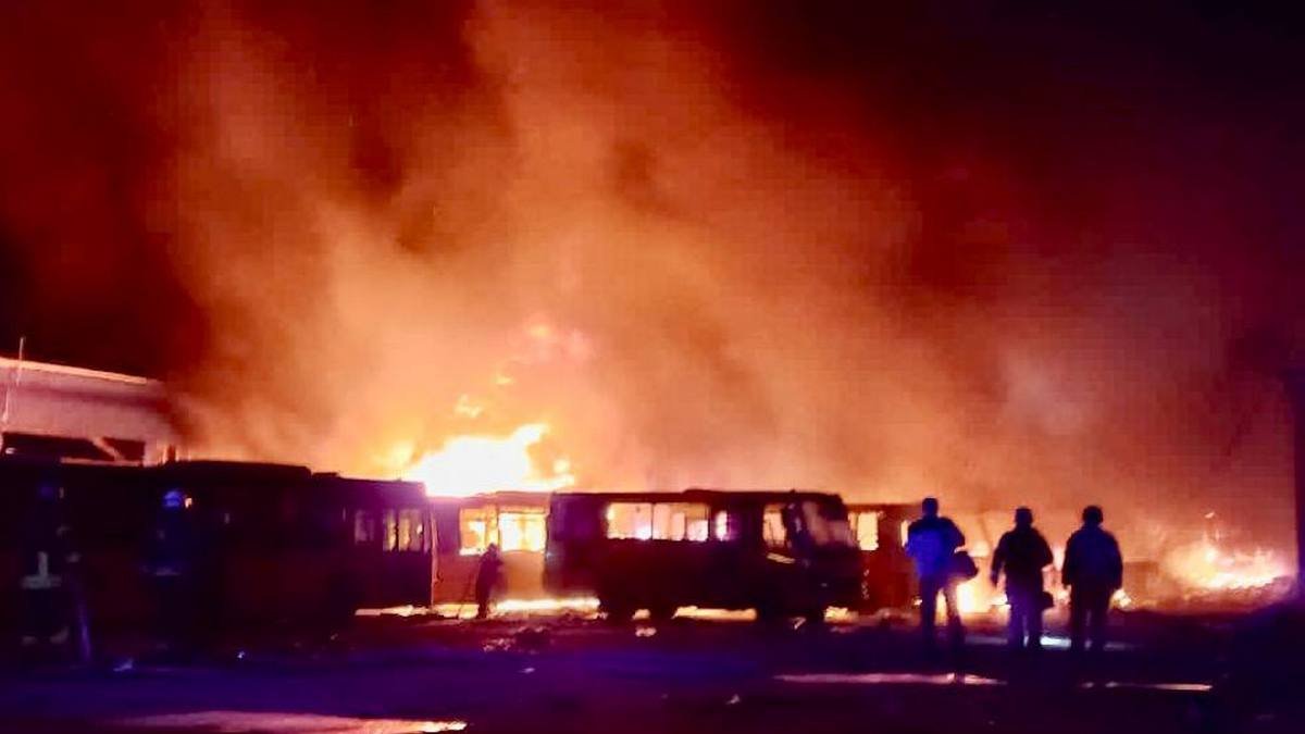 Одна людина загинула і п’ятеро поранені, згоріли 52 автобуси: вночі росіяни атакували Дніпро ракетами