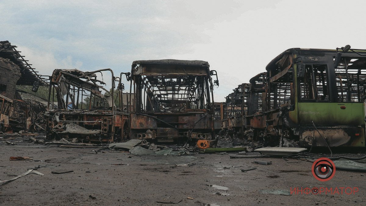 Півтори сотні понівечених автобусів: що лишилося від АТП після удару російських ракет по Дніпру