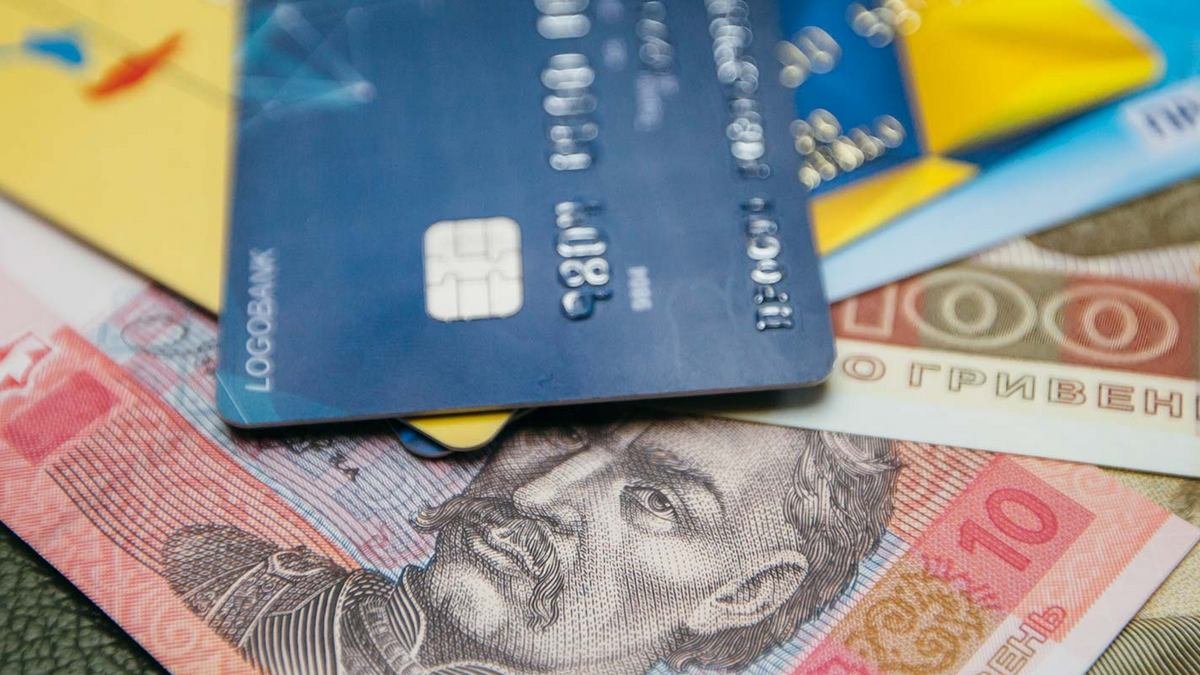 Українці тепер не зможуть переказувати гроші з гривневих карток на закордонні