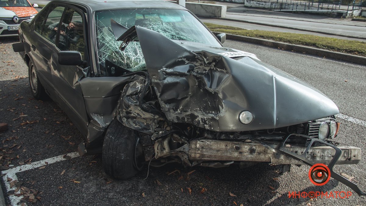 В Днепре на 6-й Стрелковой Дивизии стоит разбитая BMW и побиты еще 3 автомобиля: что произошло