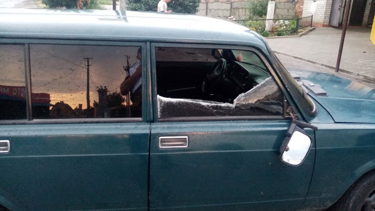В Днепропетровской области трое мужчин напали на водителя ВАЗа и несовершеннолетнюю пассажирку: полиция объявила подозрение