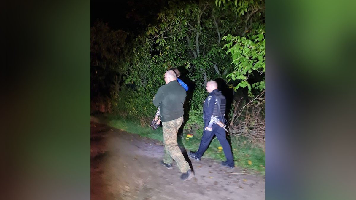 Сидела в кустах: в Кривом Роге полицейские разыскали 10-летнюю девочку
