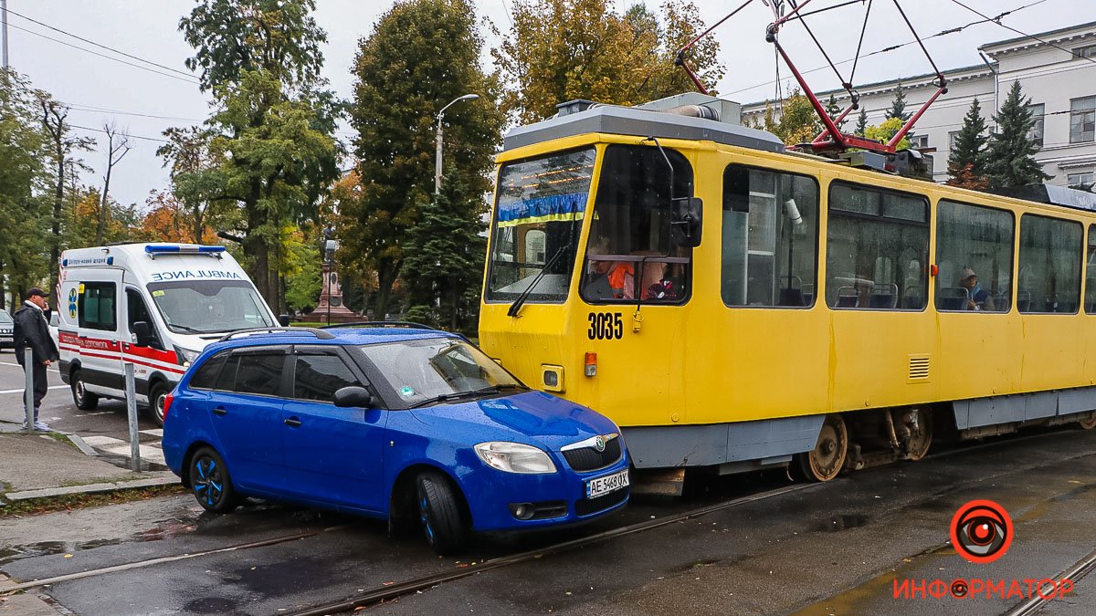 У Дніпрі на проспекті Яворницького зіштовхнулись трамвай та Skoda