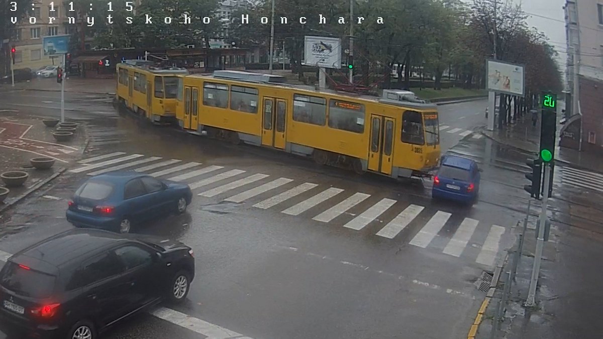 Відео моменту ДТП: у Дніпрі на проспекті Яворницького зіштовхнулись трамвай та Skoda