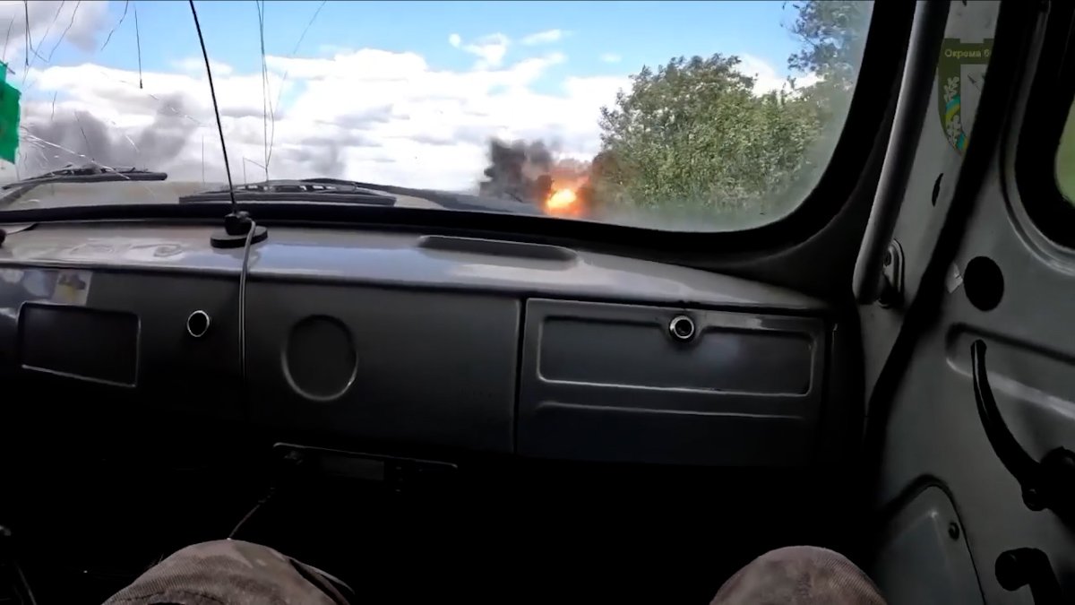 Бійці бригади ТрО Дніпра показали, як вивозять поранених під ворожими обстрілами: відео