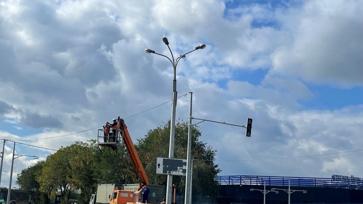 На виїзді з Дніпра біля «Епіцентру» встановлюють новий світлофор