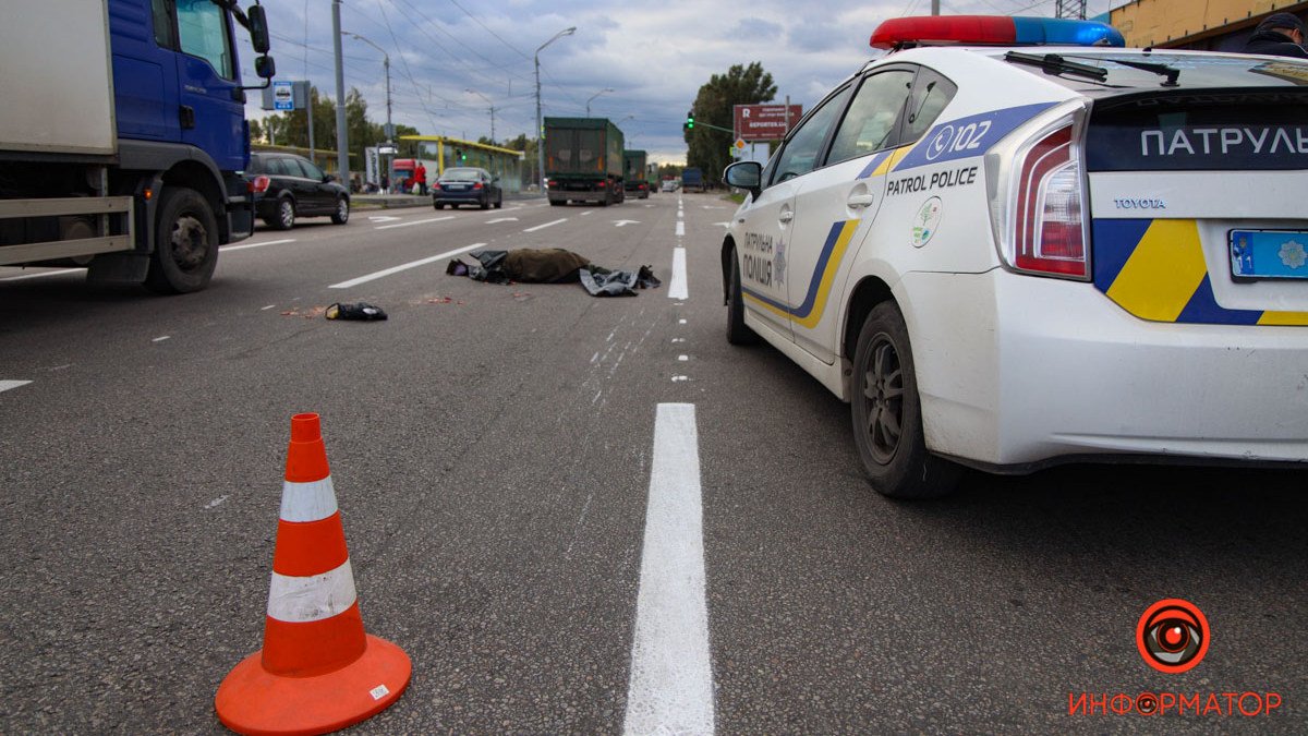 У Дніпрі на Донецькому шосе вантажівка збила жінку: вона загинула на місці