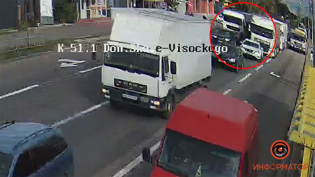 Відео моменту: у Дніпрі на Донецькому шосе вантажівка насмерть збила жінку