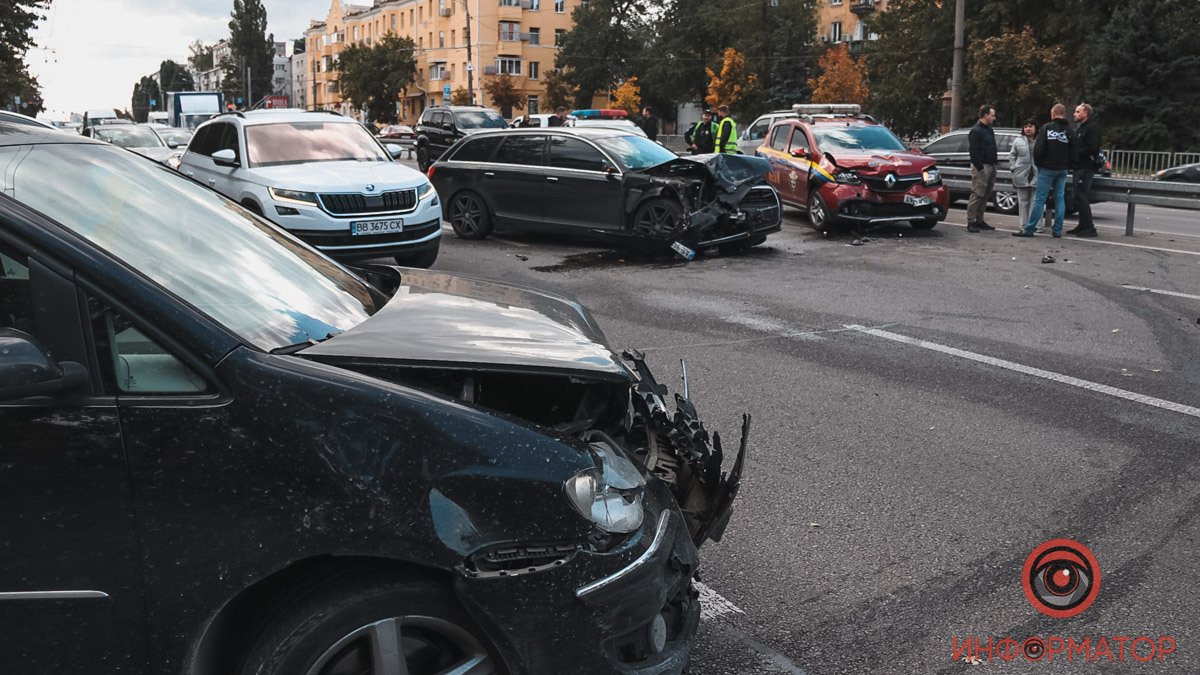 В Днепре на Слобожанском проспекте столкнулись Audi, Renault и Volkswagen: двое пострадавших
